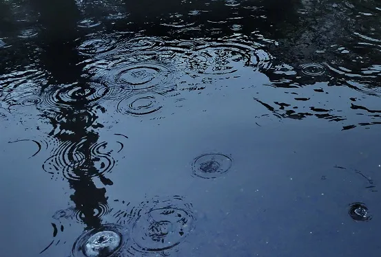 下雨天伤感的文案句子精选微文案